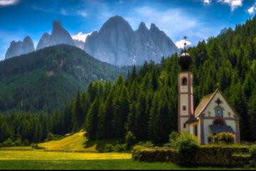 意大利山下教堂风景桌面壁纸