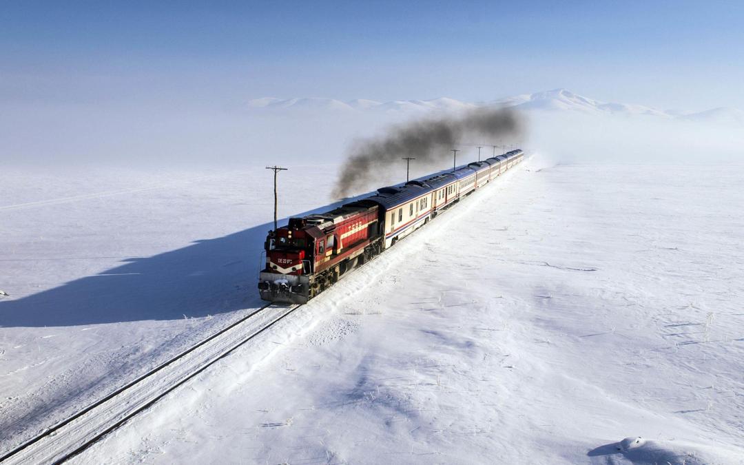 雪地里行驶的火车图片真实电脑壁纸