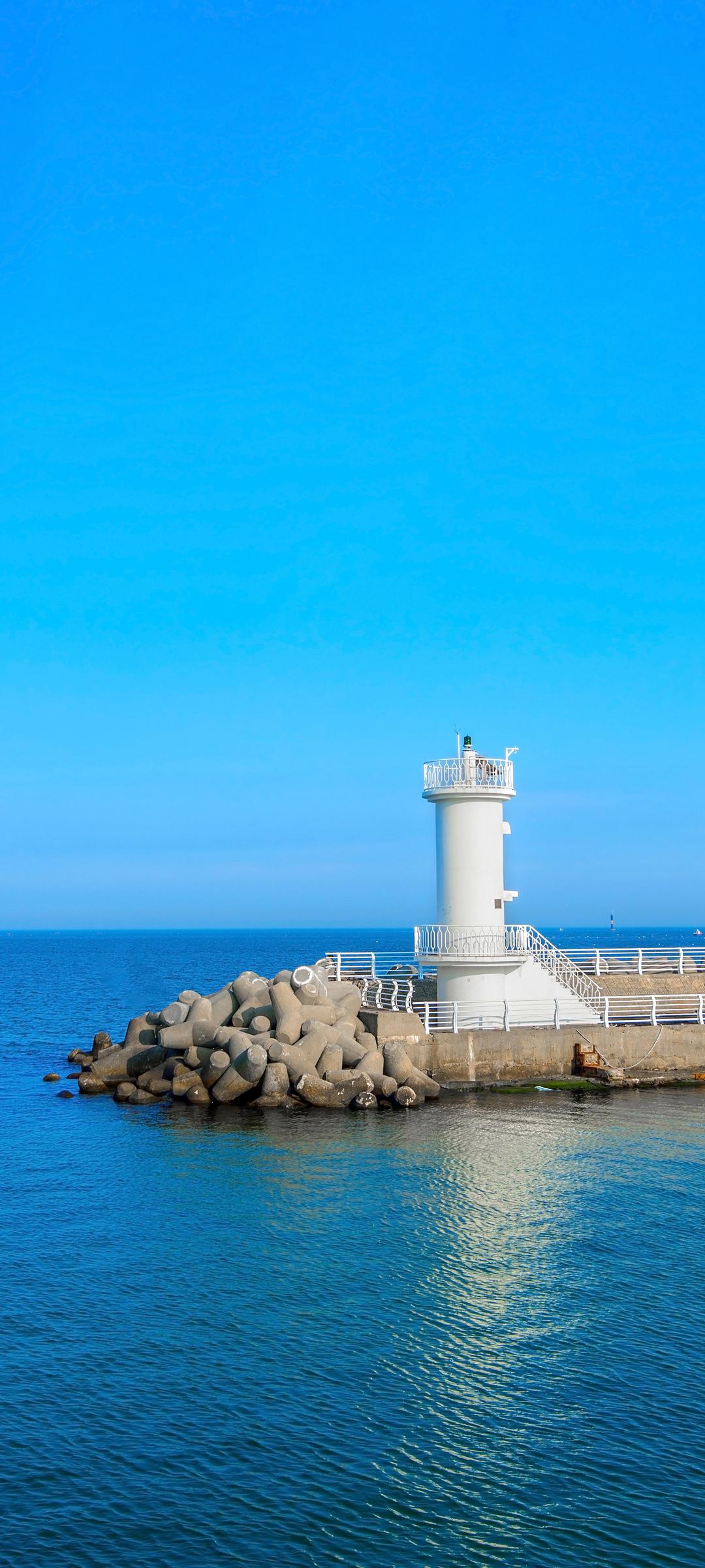 天海一色海边灯塔风景手机壁纸