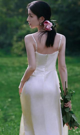 哈尼克孜背影白色裙子户外草地美女高清手机壁纸护眼