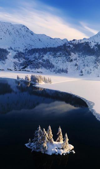 冬天雪景湖树山风景手机图片壁纸