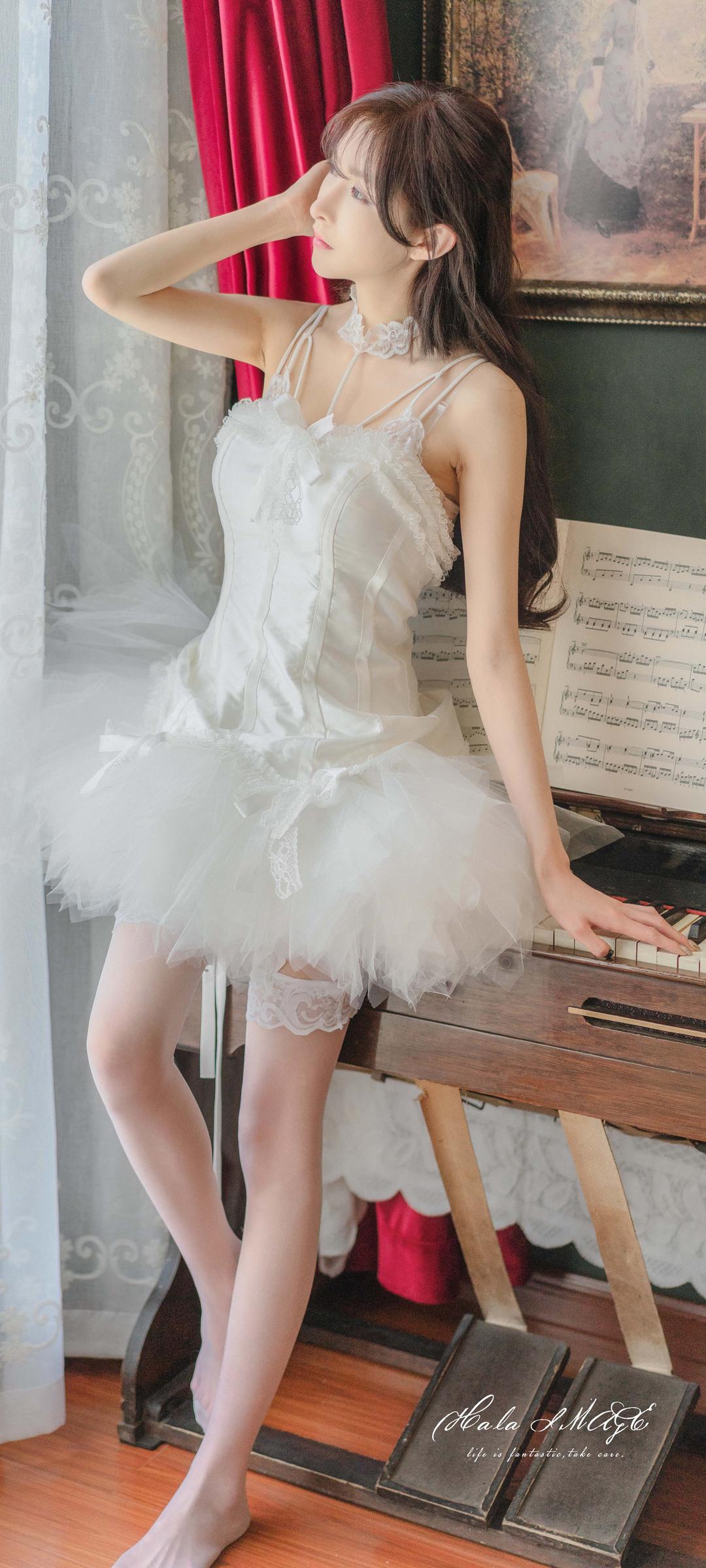 钢琴白色裙子美腿美女高清手机壁纸