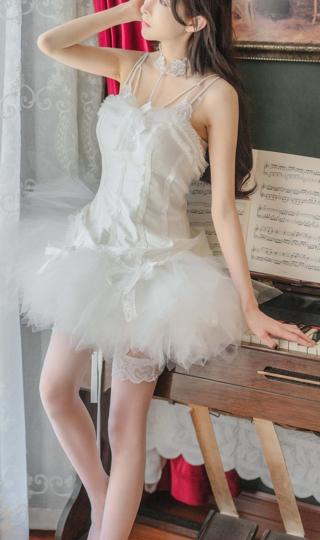 钢琴白色裙子美腿美女高清手机壁纸