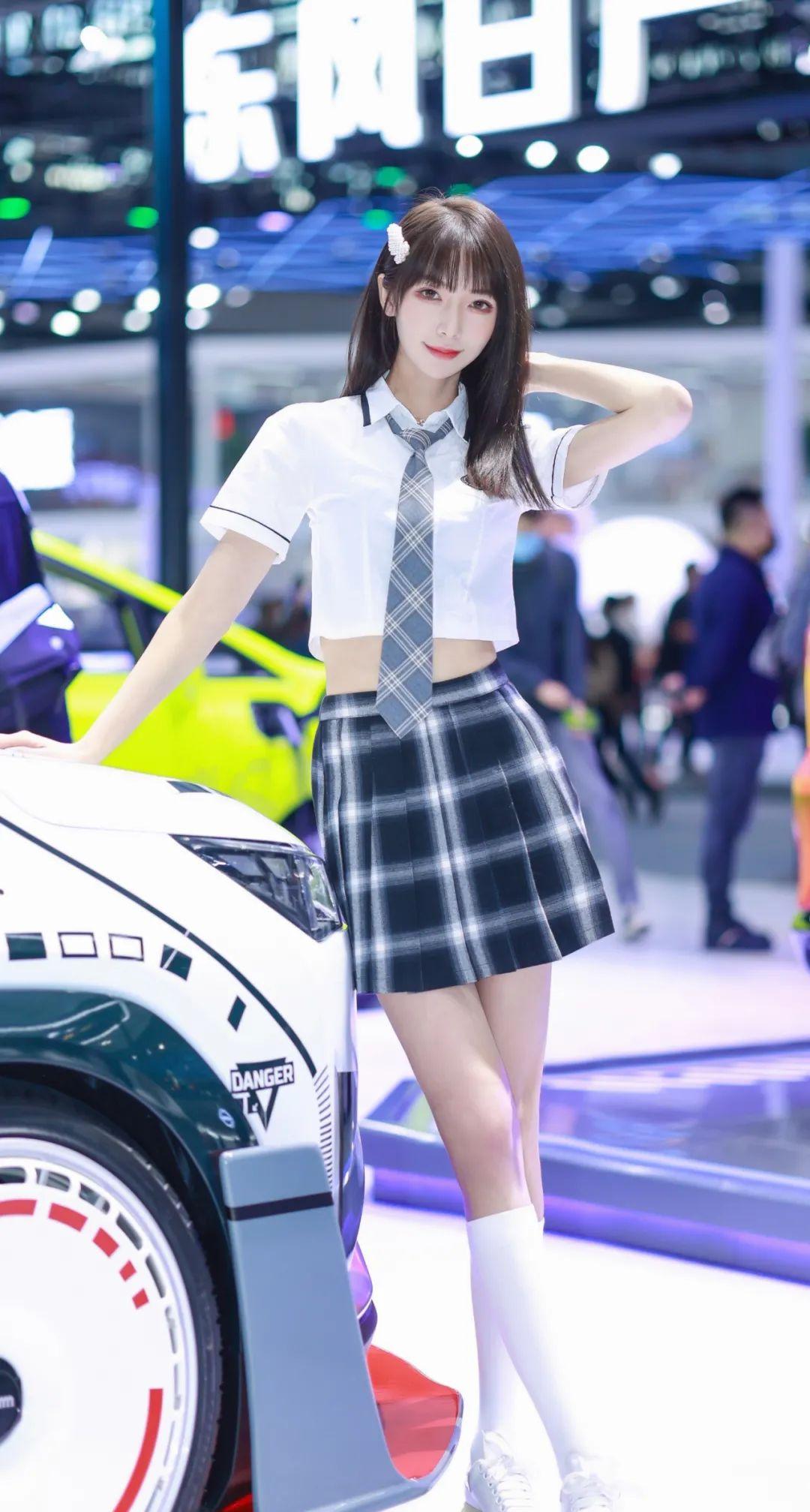 JK制服车模美女手机壁纸