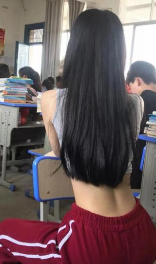 身材好好的教室女生背影图片 长发