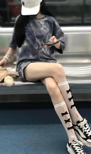 地铁里看到的细腿女生手机壁纸
