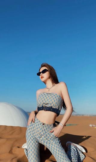 沙漠女生时尚摄影手机壁纸高清图片
