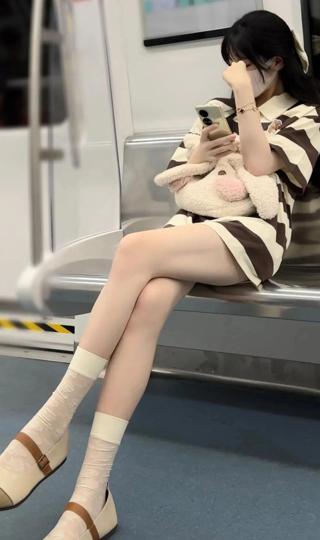 地铁女生手机壁纸 长腿自拍 挡脸