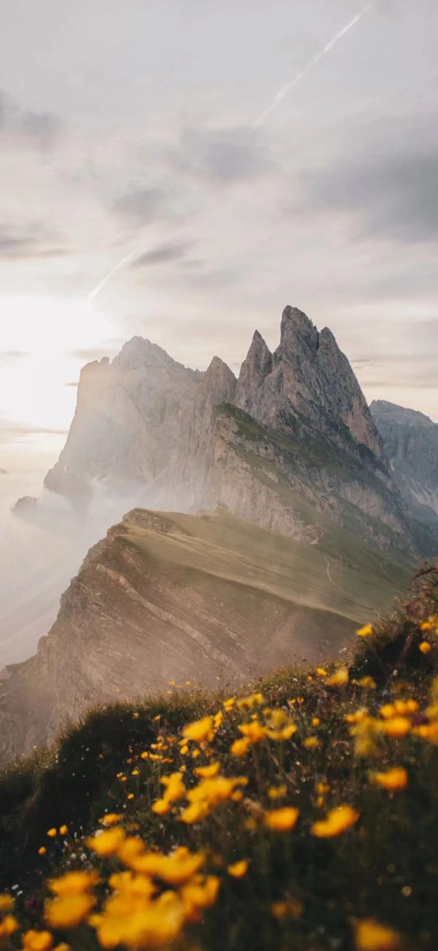 秋天山峰图片景色唯美图片高清手机壁纸