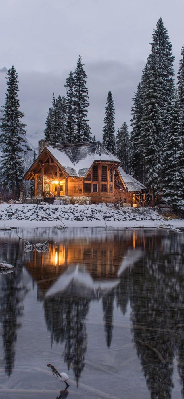 高清冬季森林小屋图片 手机壁纸